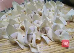 Illustration of how to make delicious shrimp and meat wontons 11