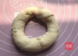 Illustration of how to make pistachio alkaline bagels 7