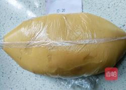 蛋黄豆沙月饼的做法图解3