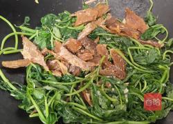 番薯叶炒罐头鱼的做法图解7