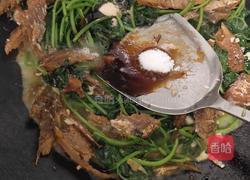 番薯叶炒罐头鱼的做法图解8