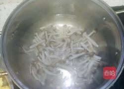 蟹肉菇蛋汤的做法图解3