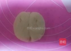 酥皮豆沙蛋黄月饼的做法图解8