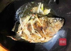 家常炖罗非鱼的做法图解5