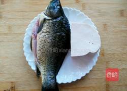 豆腐烧鲫鱼的做法图解1