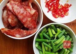 蒜苔炒麻辣香肠的做法图解1