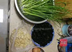 Illustration of how to make celery, fungus and egg dumplings 1