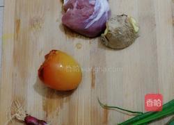 皮蛋瘦肉粥的做法图解1