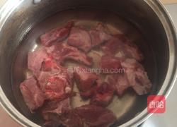 胡萝卜玉米猪骨汤的做法图解3