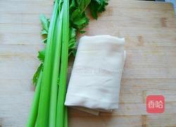 芹菜炒豆皮的做法图解1