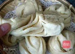 Illustration of how to make steamed buns rolled in flower oil 21