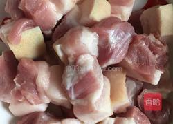 土豆红烧肉的做法图解1