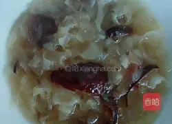 Illustration of how to make nourishing white fungus soup 4