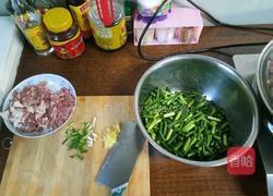 蒜苔炒肉的做法图解1