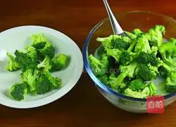 Illustration of how to stir-fry broccoli with garlic 3