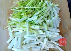蒜苗炒鸡蛋的做法图解2