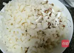 Illustration of how to cook mushroom and lotus root lean pork chop 1