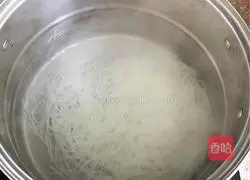 Illustration of how to make minced pork rice noodles 4