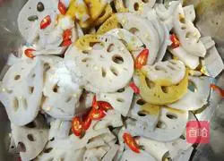 Illustration of how to make spicy and crispy lotus root 5