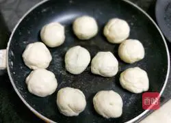 Illustration of how to make pan-fried buns with chives and pork 5