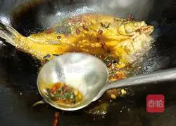 Illustration of how to make Diaozi fish in a pan 6