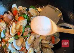 Illustration of how to make spicy stir-fried clams 9