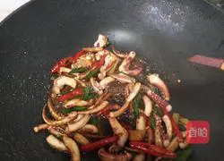 Illustration of how to make fried squid tentacles with chili pepper 12