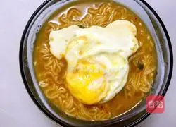 Illustration of how to make Mickey instant noodles 7