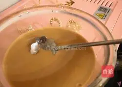 Illustration of how to make Hong Kong-style milk tea 6