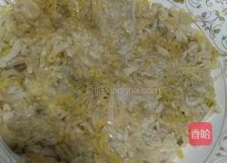 五花肉炖酸菜的做法图解4