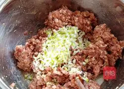 Illustration of how to make mutton and carrot dumplings 3