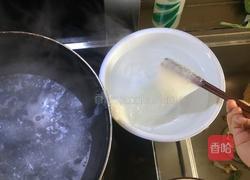 凉拌银耳菠菜粉丝的做法图解2