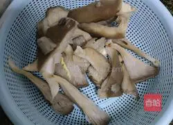 Illustration of how to make casserole and sour soup rolls and fry 2