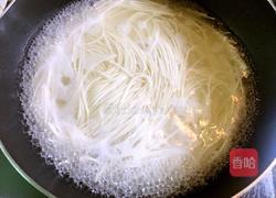 鸡蛋酸辣汤面的做法图解7