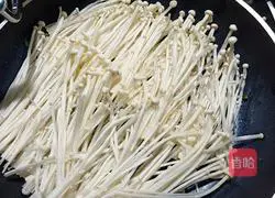 Illustration of how to make golden garlic shrimp in a pan 4