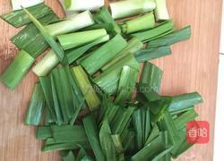 榨广椒炒熏肉的做法图解2