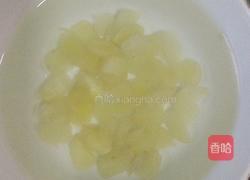 桃胶莲子银耳羹的做法图解3