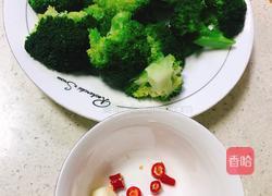 西兰花围牛排的做法图解1