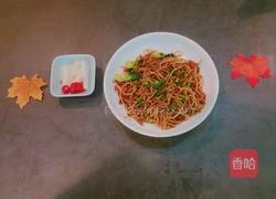 火腿肠炒面的做法图解3