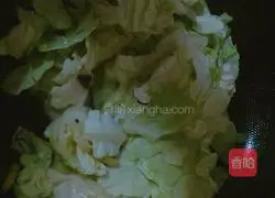 Illustration of how to make hand-shredded cabbage 3