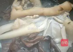 Illustration of how to stir-fry pork skin with fungus 2