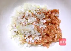 Illustration of how to make celery and pork dumplings 4