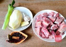 排骨炖土豆的做法图解1