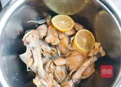 Illustration of how to make three cups of chicken 1