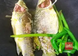 Illustration of how to make pure wild crucian carp soup 3