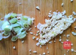 凉拌芹菜叶的做法图解2