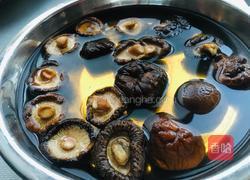 香菇栗子鸡爪汤的做法图解1