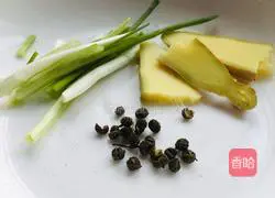 Illustration of how to make mushroom, chestnut and chicken feet soup 5