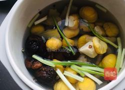 香菇栗子鸡爪汤的做法图解7