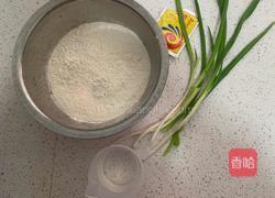 玉米面葱油卷的做法图解1